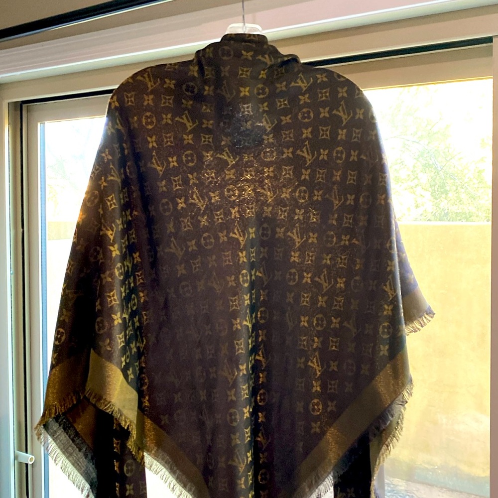 Louis Vuitton scarf. I have the receipt.never worn excellent shape.